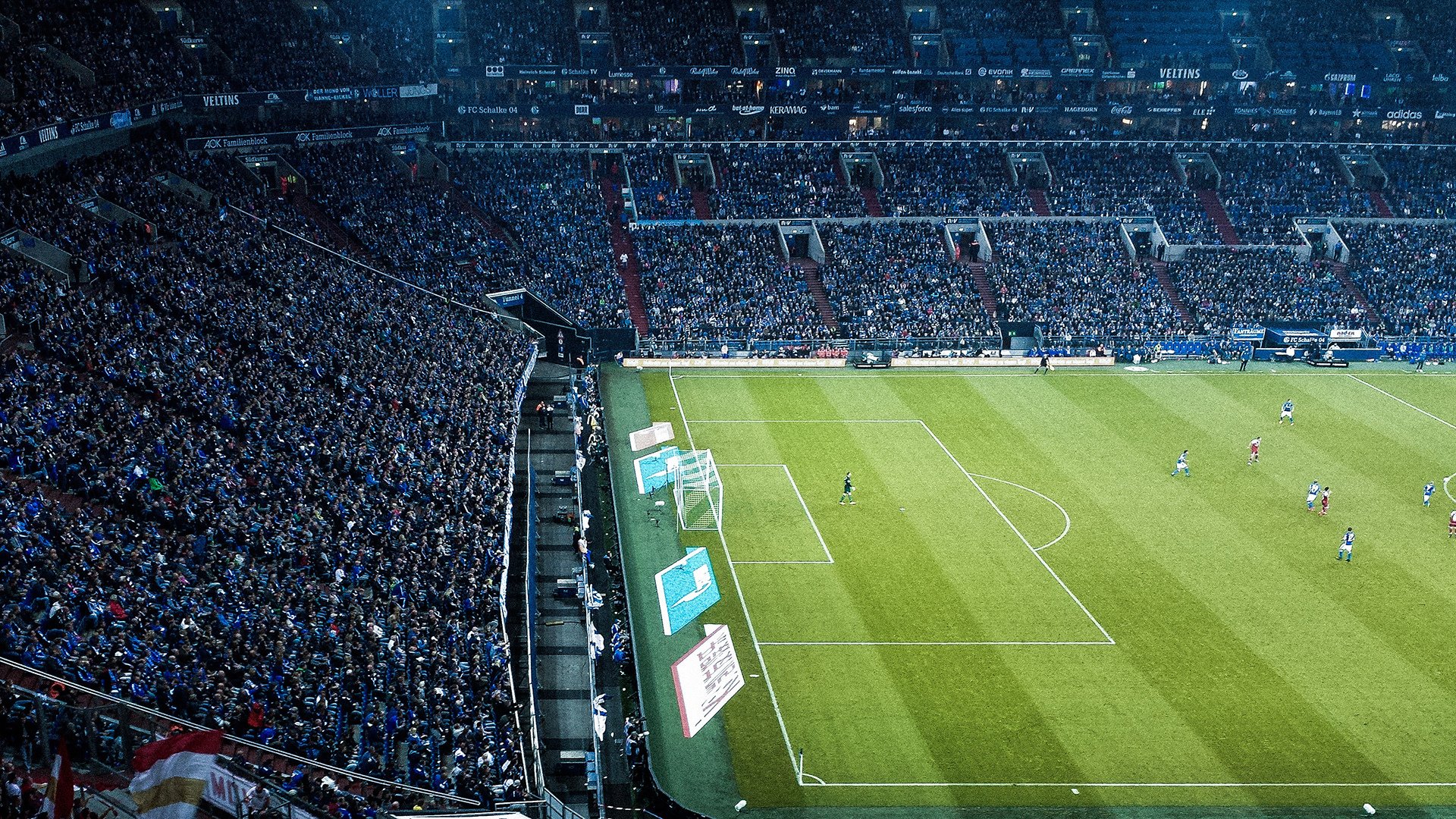 以足球为主题的数字艺术展在多个城市举办，彰显科技魅力，足球艺术品